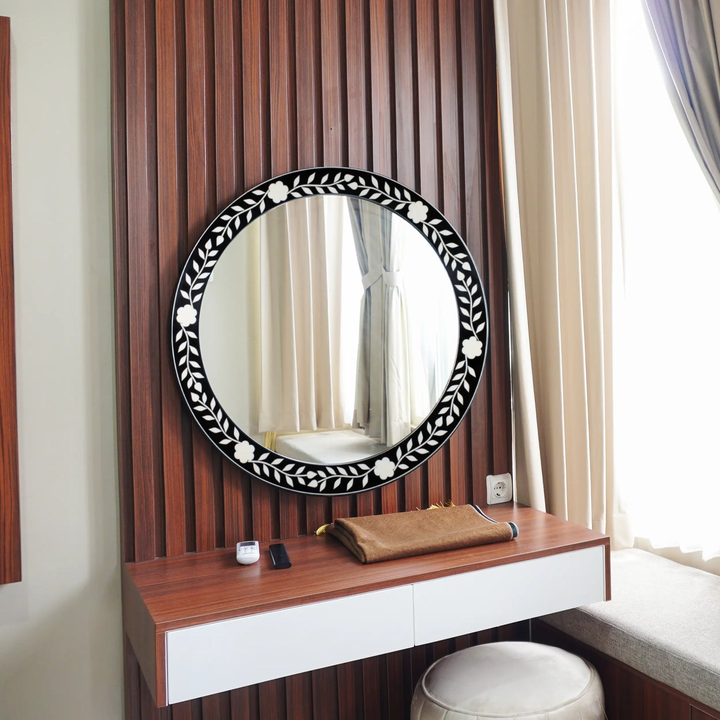 Bone Inlay Chaucer-Queen Round Wall Mirror, 28" Collection, Black and White